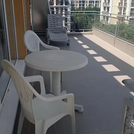 アパート Sunny Huge With 2 Big Rooftop Balconies Just Across Supermarket Mladost サニービーチ